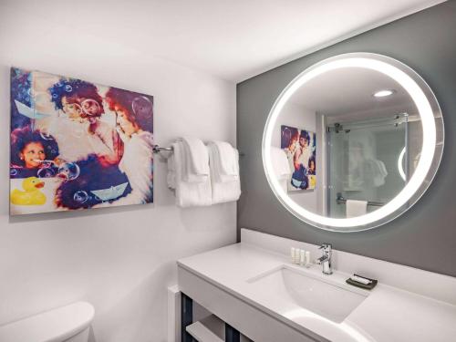 罗斯芒特La Quinta by Wyndham Chicago O'Hare Airport的一间带水槽和镜子的浴室