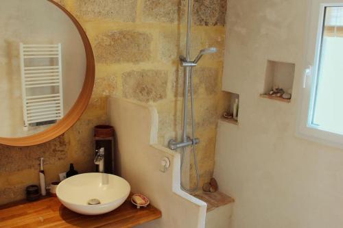 蒙彼利埃Artistic Loft, Downtown Montpellier, WIFI的浴室配有盥洗盆和带镜子的淋浴