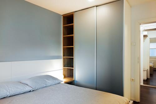 卢布尔雅那Elegant 1-bedroom apartment near hill forest的一间卧室配有一张床和一个衣柜