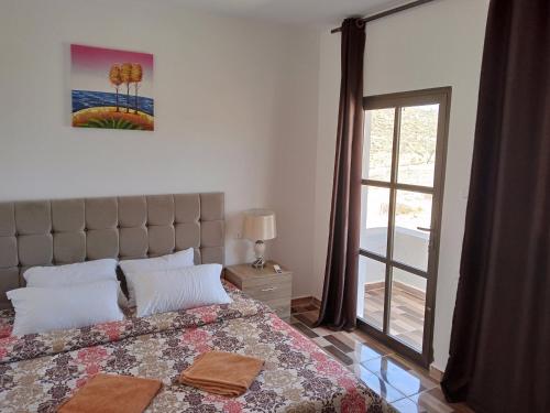 瓦迪穆萨Petra Planet的一间卧室设有一张大床和一个窗户。