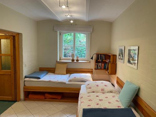 普特布斯Villa Schulenburg in Putbus auf Rügen的一间卧室设有两张床和窗户。