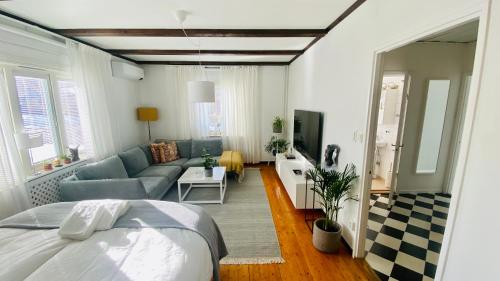松兹瓦尔Sundsvall by M - Apartment的一间卧室设有一张床和一间客厅。