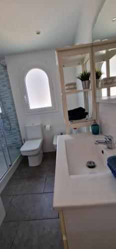 罗达德瓦拉Apto RODA BEACH的白色的浴室设有卫生间和水槽。