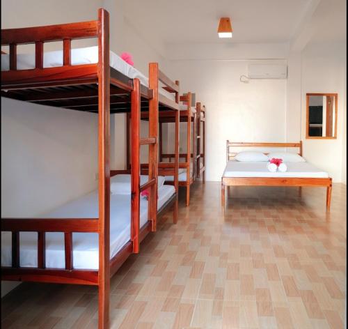 卢纳将军城Siargao Sunrise Villa的一间设有一张双层床的房间