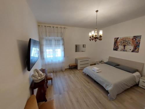 塔兰托Da Enza的一间卧室配有一张床和一台电视。