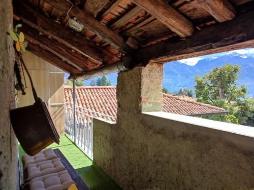 梅纳焦La Casa delle Zie的享有屋顶景致的户外阳台