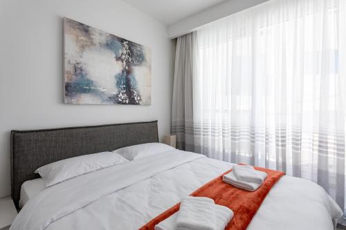 比尔泽布贾Gospa 58 - 2 bedroom apt的一间卧室配有一张带白色床单的床和一扇窗户。