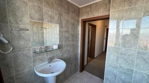 索非亚高尔纳班亚酒店的一间带水槽和淋浴的浴室