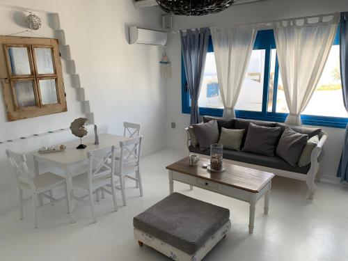 马克里亚罗斯Blue Sea Villa & Apartments的客厅配有沙发和桌子