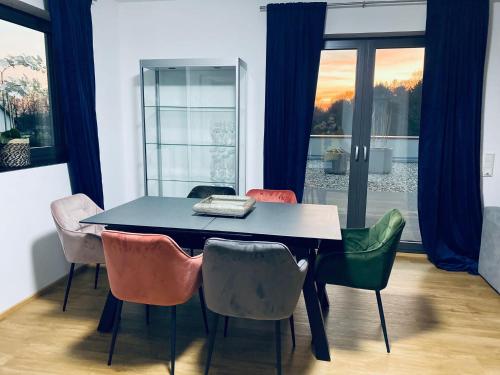 纳尔巴赫Ferienwohnungen Nalbach Bierbach的一间配备有蓝色桌子和椅子的用餐室