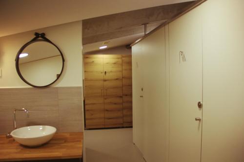 新戈里察GARAGE HOSTEL的浴室设有白色水槽和镜子