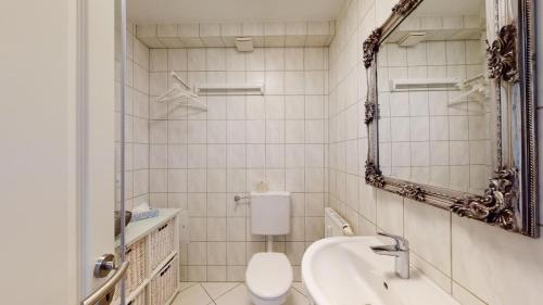 维斯马Wismarer-Hangar的白色的浴室设有卫生间和水槽。