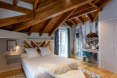 桑坦德Hotel Sol Boutique的卧室设有白色大床和木制天花板。