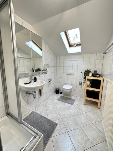 瓦尔兴湖Ferienwohnung Haus Reindl的白色的浴室设有水槽和卫生间。