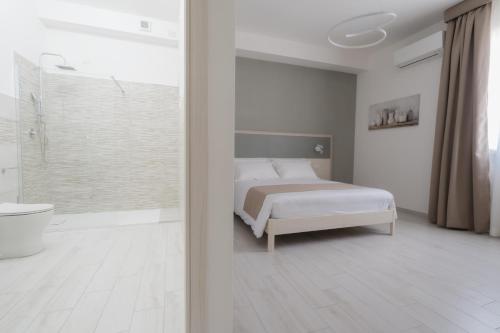 波萨达VeMi Affittacamere的一间卧室配有一张床和一个浴缸及淋浴