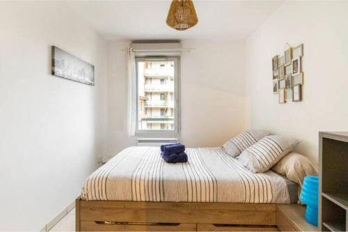 图卢兹Appartement T2 40 m2 - Tout équipé et calme的一间卧室配有一张带蓝色毛巾的床