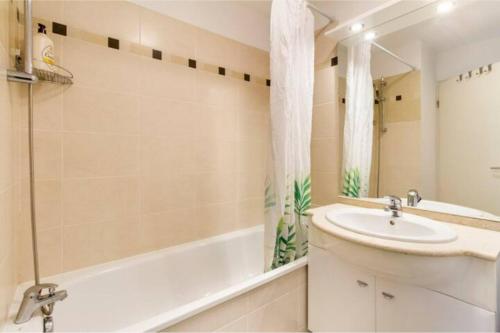 图卢兹Appartement T2 40 m2 - Tout équipé et calme的浴室配有盥洗盆、浴缸和盥洗盆