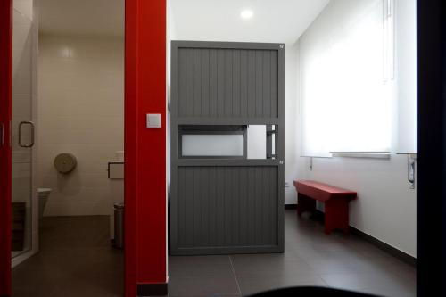 纳扎雷Lab Hostel Nazare的红色墙壁房间的门