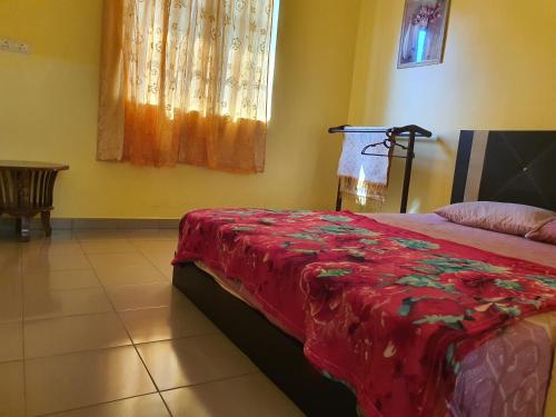 邦咯Teratak Nipah Homestay Teluk Nipah Pangkor的一间卧室配有一张床铺,床上铺有红色毯子
