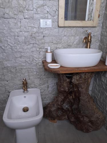 帕基诺Casale Tano的一间带水槽和白色卫生间的浴室