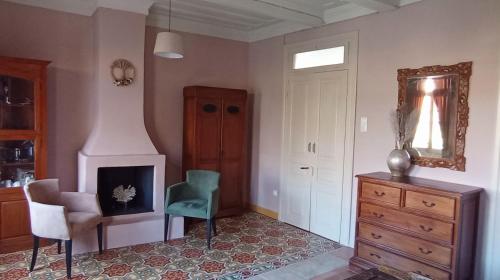 雷夫卡达镇Kosta n`tina Guest House的客厅配有椅子、梳妆台和镜子