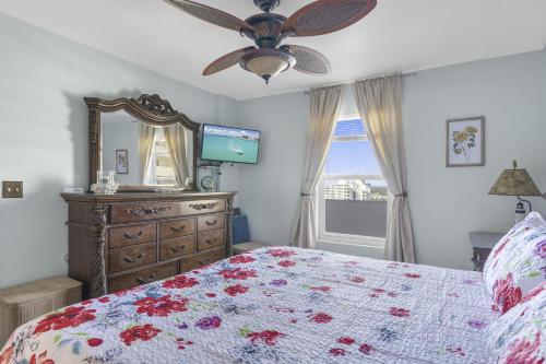 德斯坦Beach Front 18th Flr, Best Ocean View, New Upgrades的一间卧室配有一张带梳妆台和镜子的床