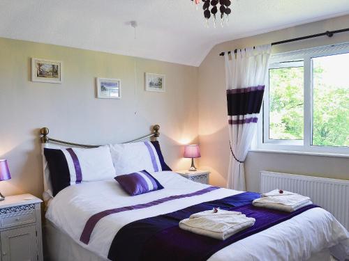 BronantGlennydd的一间卧室配有一张床,上面有两条毛巾