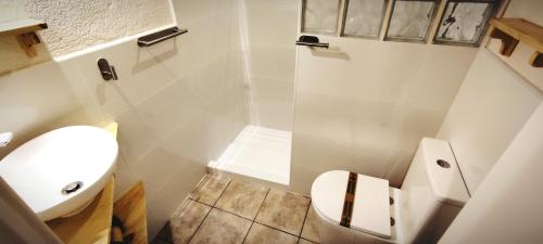 圣马蒂登普里斯罗拉公寓的白色的浴室设有卫生间和水槽。