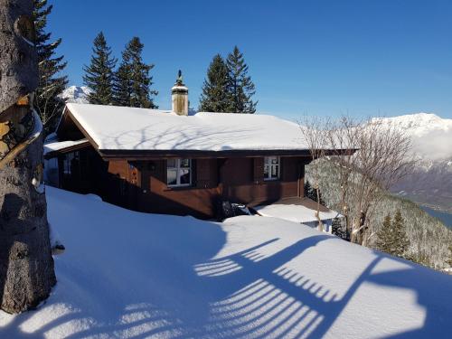 阿克斯普Burehüsli Axalp的雪覆盖着的房屋,有十字形的阴影