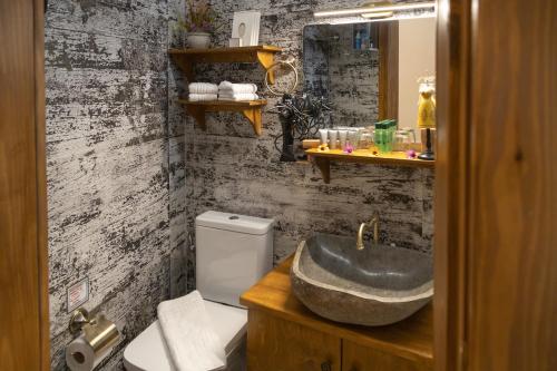 KrásionStefanis Guest House的一间带水槽和卫生间的浴室
