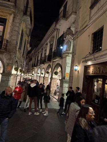 卡瓦德蒂雷尼Casa Marta的一群人晚上站在街上