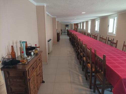波尔托马林Hotel Villa Jardín的教堂里一排长排的桌子,上面有红色的桌布