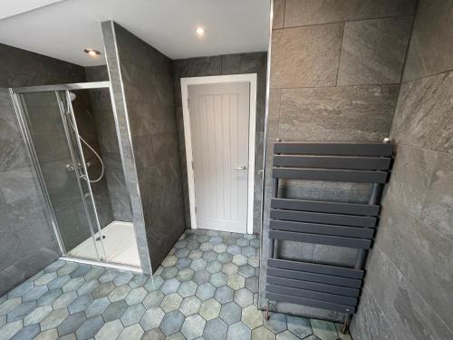 布里德灵顿Penthouse Costa Del Brid的一间带步入式淋浴间和楼梯的浴室