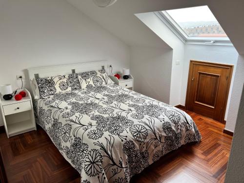 巴约讷ATICO muy luminoso e increíbles vistas的卧室设有黑白床和窗户。