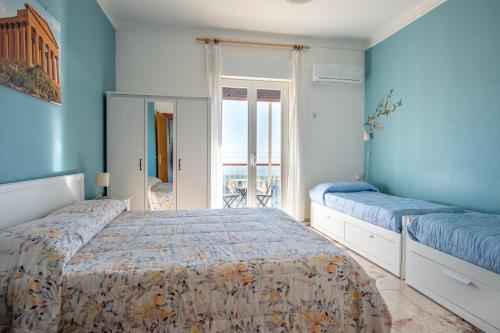 阿格里真托阿格里真托米拉瓦勒住宿加早餐旅馆的一间卧室设有两张带蓝色墙壁的床