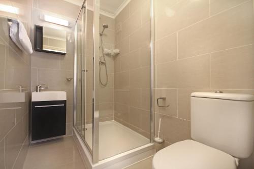 伦敦圣马克酒店的带淋浴、卫生间和盥洗盆的浴室