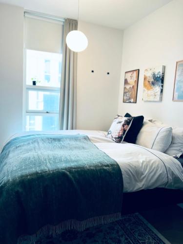 雷克雅未克2x Bedroom Luxury Apartment with amazing views!的一间卧室配有一张带绿毯的床