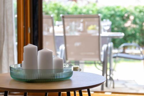 新马尔马拉斯khouse - Personal Paradise的坐在窗前桌子上的一碗蜡烛