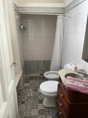 圣伊西德罗Departamento Malva con gran jardín的一间带卫生间和水槽的浴室