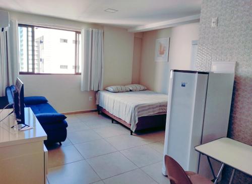 累西腓Home Boa Viagem的小房间设有一张床和一台冰箱