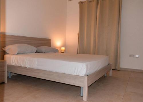 埃尔哥茨拉Central Modern Apartment 1 Bedroom的一间卧室配有一张大床和木制床头板