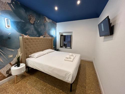 罗马Raffaello's Place的一间卧室配有一张床,上面有两条毛巾