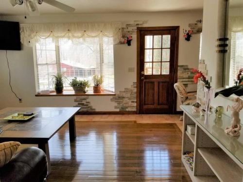 科罗拉多斯普林斯Your home in Colorado Springs的客厅配有桌子和一些窗户