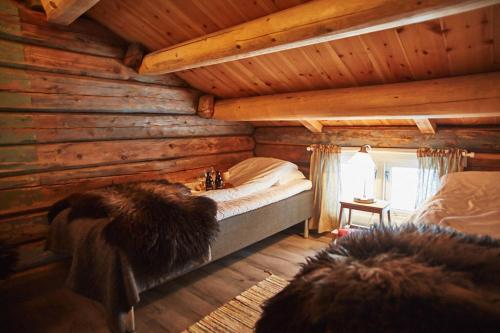 SkjåkBillingen Seterpensjonat的小木屋内一间卧室,配有一张床
