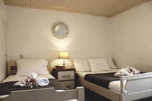 盖奥斯Sunrise cottage的一间卧室配有两张带毛巾的床