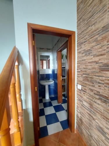蓬他达维托亚维文达普尔都索尔乡村民宿的走廊上设有带水槽的浴室