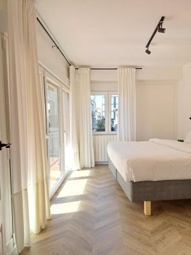贝哈尔Apartamentos BEJAR - DUCAL的一间卧室设有一张床和一个大窗户