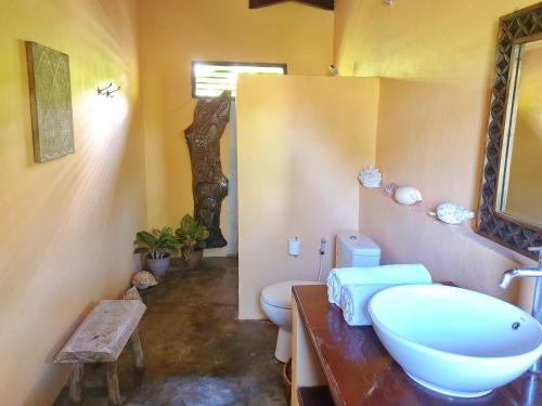 毛梅雷Waiara Village Guesthouse的一间带水槽和卫生间的浴室