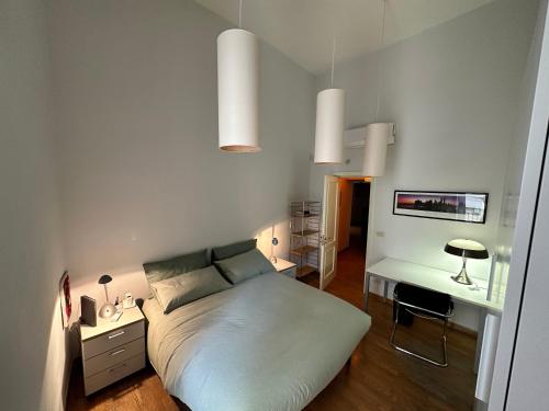 巴里Residenza Della Vallisa的卧室配有一张白色大床和一张书桌