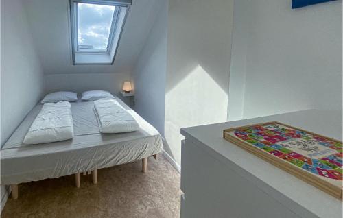 米德尔克尔克Gorgeous Home In Westende With Kitchen的一间小卧室,配有床和窗户